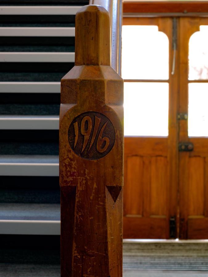 The Observatory Hotel Christchurch Extérieur photo 1916 carved into a pillar