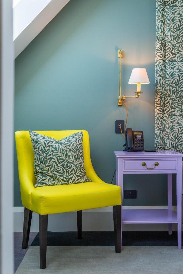 The Observatory Hotel Christchurch Extérieur photo A chair in a hotel room