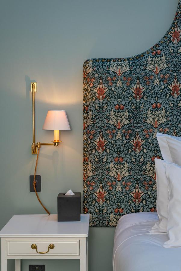 The Observatory Hotel Christchurch Extérieur photo Curtain in the bedroom of a suite at the Hotel Axelmannstein