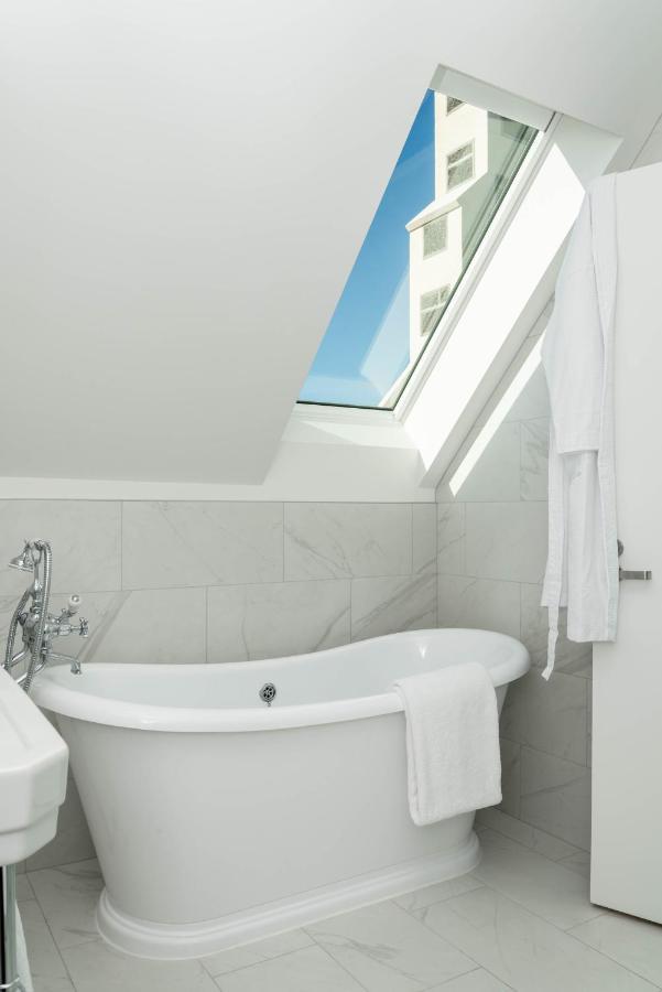 The Observatory Hotel Christchurch Extérieur photo A fixed skylight in a bathroom